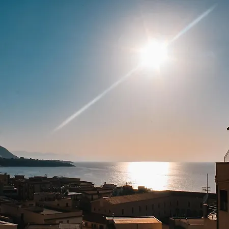 Window On The Sunset 체팔루